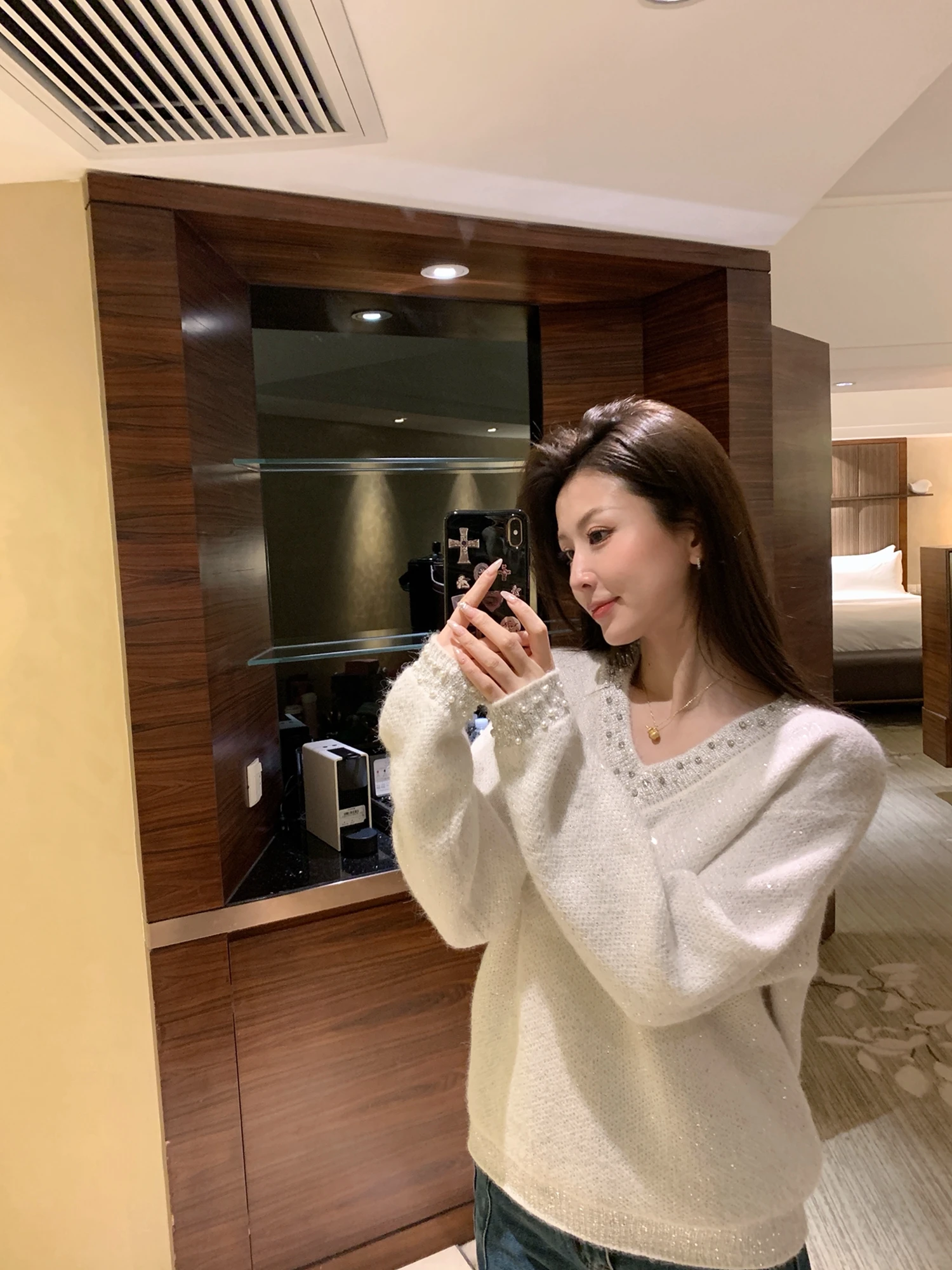 

Теплый шерстяной свитер с изысканной вышивкой бисером, V-образный вырез, создающий особую атмосферу, зимняя мода, женская вязаная одежда, эксклюзивно онлайн.