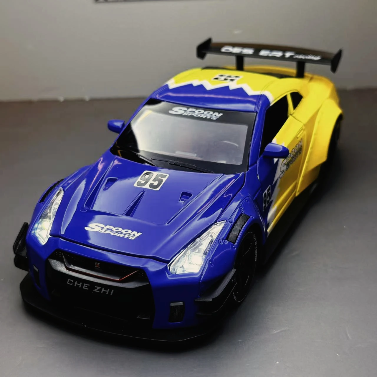 

Модель автомобиля из сплава 1-24, модифицированная версия Nissan GTR с распылителем, игрушечная модель воина, украшение для ужина, высококачественный подарок