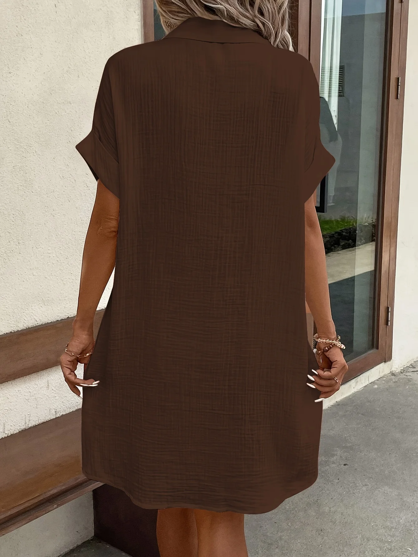 1. Einfarbiges, kurzärmeliges Damenkleid mit Kragen und einer Reihe Knöpfe, schlichtes und praktisches Taschendesign. – Detail 2