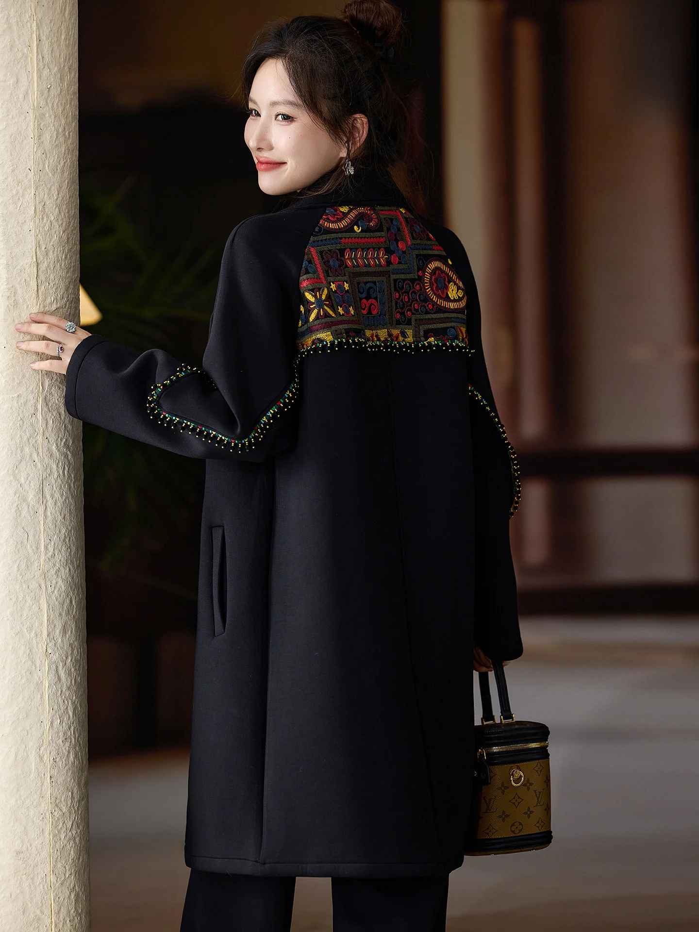 

Женское пальто Bla Patchwork Jaet, осень 2025, новинка, средней длины, больших размеров, в уличном стиле, однотонное, на пуговицах, с длинными рукавами