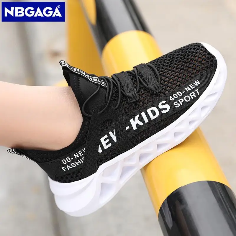 Sepatu kets lari jaring tunggal anak laki-laki perempuan, sepatu kasual santai nyaman antiselip bersirkulasi ringan untuk lari anak laki-laki dan perempuan