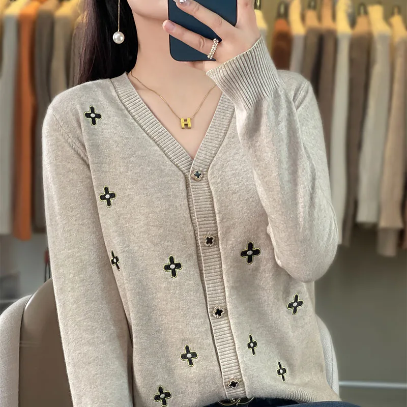 Women\'s boutique high-end sweater knitted cashmere sweater V-neck cardigan long sleeved new cashmere sweater