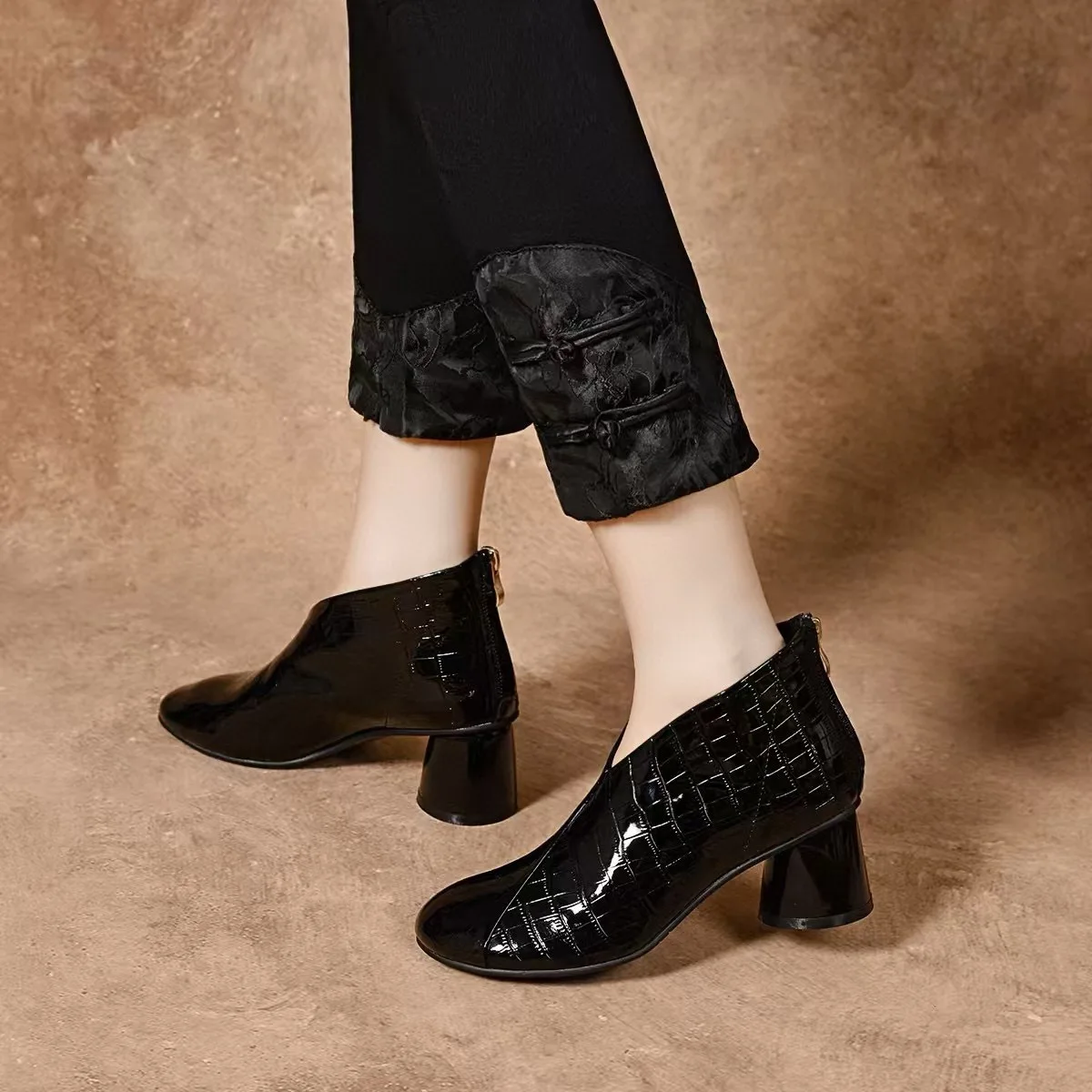 

Ботинки из натуральной кожи с круглым носком на массивном каблуке. Женские модные ботинки. Весенне-осенние ботильоны. Резиновая подошва. Удобная обувь.