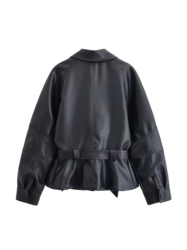 سترة نسائية جديدة على الطراز الأوروبي عصرية ومتعددة الاستخدامات بلون سادة مع تفاصيل وسحاب من الجلد الصناعي وحزام.