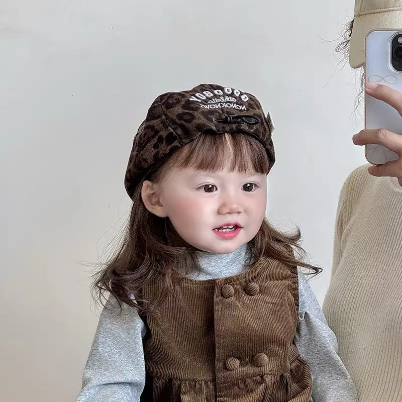 طفل بنين بنات ليوبارد القبعات 2025 موضة جديدة للأطفال النمط البريطاني قبعات INS التصوير الدعائم ربيع الخريف القطن قبعات البيريه
