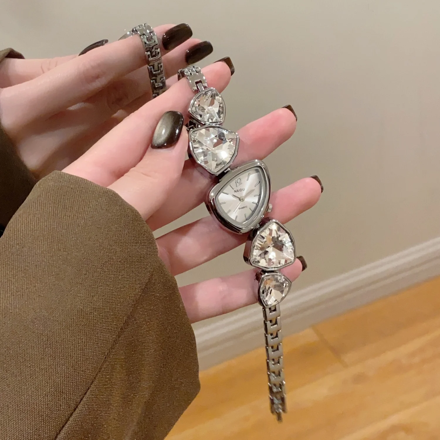 ساعة كوارتز نسائية بتصميم غير منتظم ساعات يد فاخرة كبيرة ملونة مرصعة بالألماس وساعات يد نسائية هدية على مدار الساعة