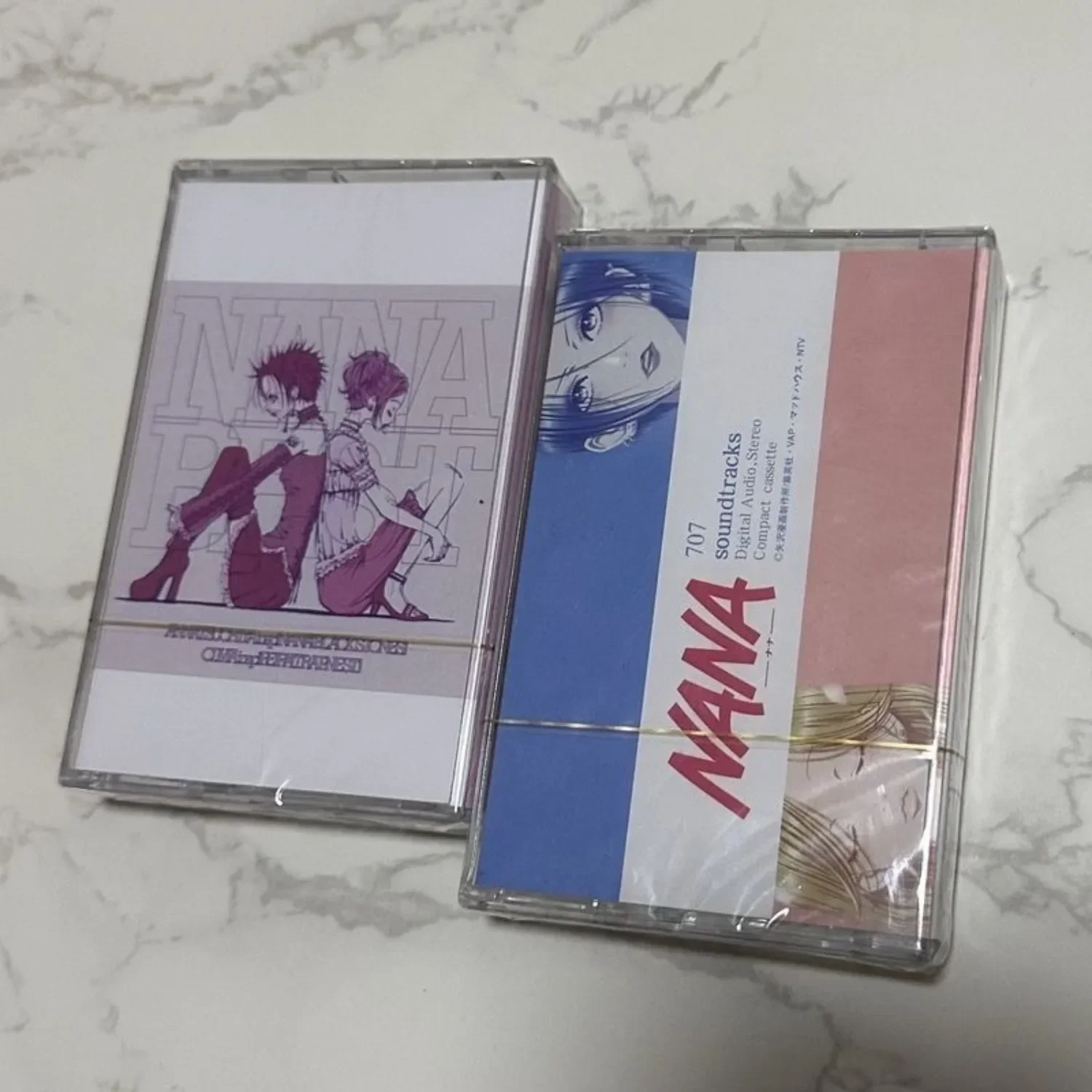 Double cassette de rock japonais classique, regroupant de nombreuses pistes emblématiques et très appréciées, un véritable trésor pour les fans de rock.