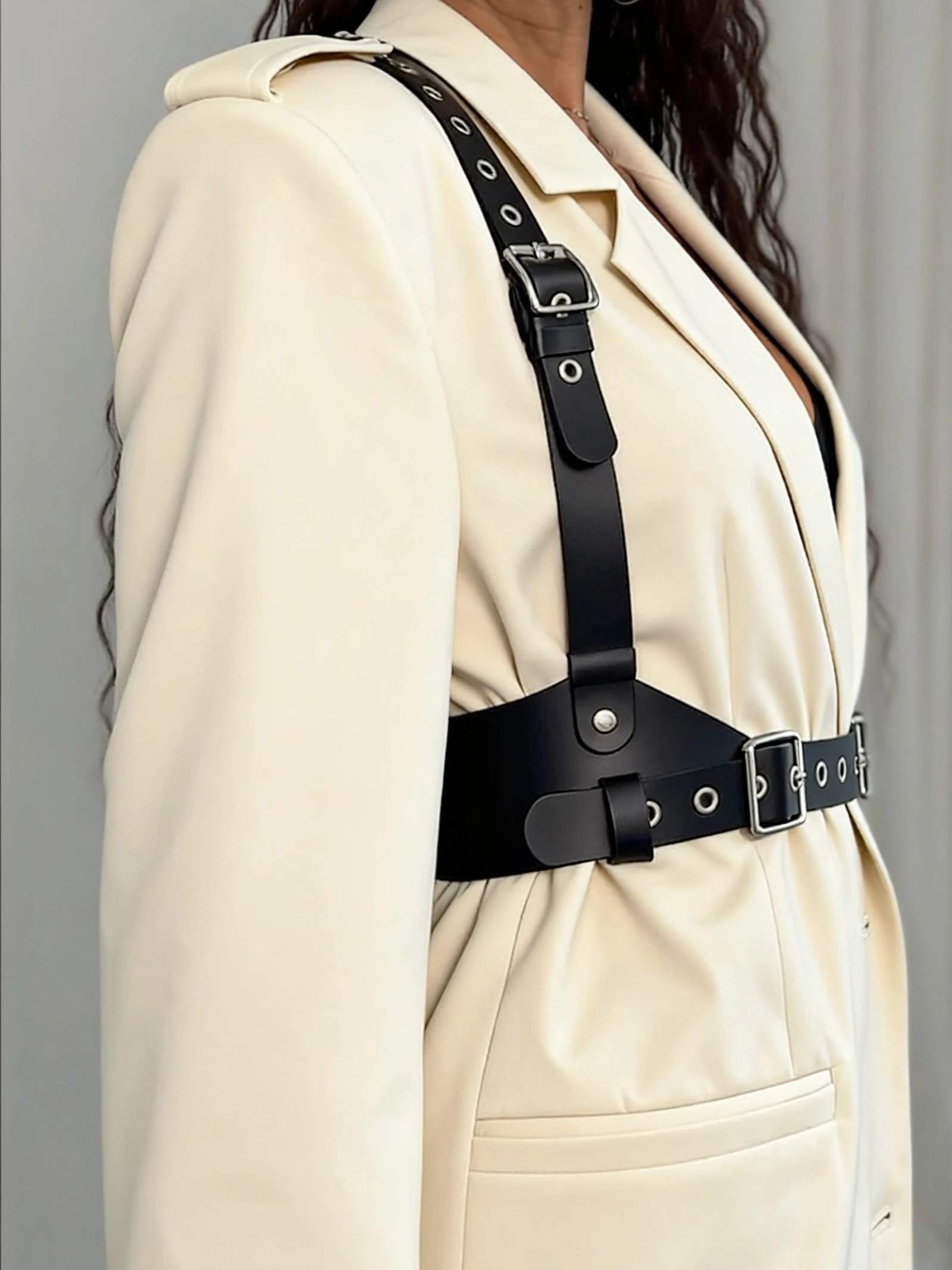 

Новый женский черный ремень из искусственной кожи с регулируемой пряжкой в готическом стиле и ремнями, модный дизайн с деформированием талии