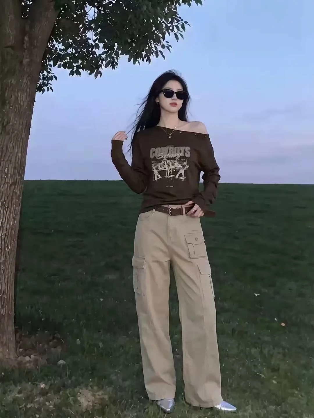 Café Brown Retro Letter Slant Shoulder Long Sleeve T-Shirt Women's Style 2026 New Design Base Shirt Shoulder Bared Top