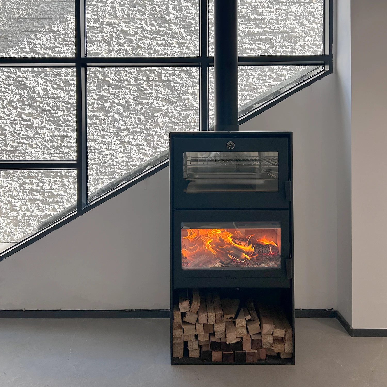 

Экологичная дровяная печь 14 кВт с духовкой и дровницей для отопления и приготовления пищи (труба в комплект не входит)