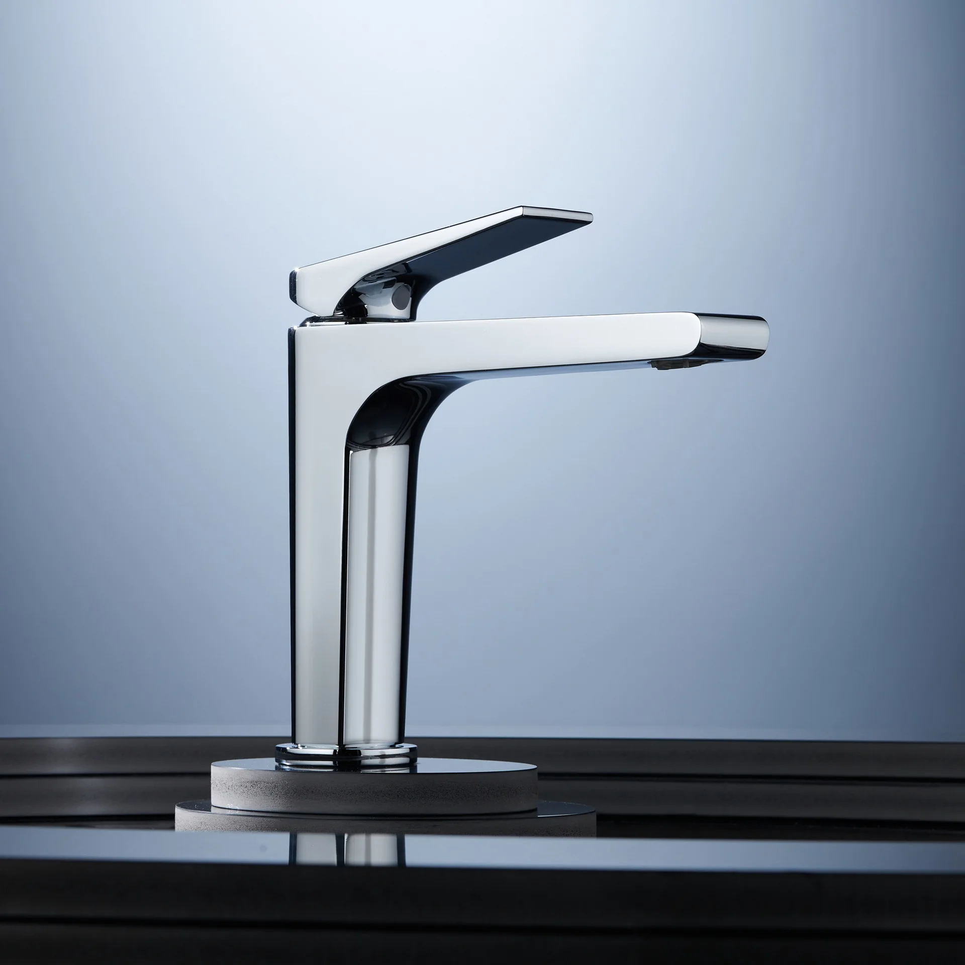 Contemporary 1 Handle Bathroom Sink Faucet Deck Mounted Dual Function Basin Sink Faucet One Hole Cold and Hot Mixer Tap Chrome