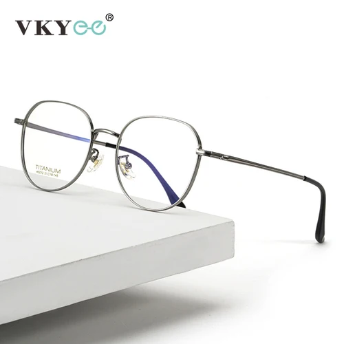 Imagen 2 del producto VICKY Simple moda marco grande diseño de titanio mujeres Anti-luz azul gafas de lectura hombres prescripción personalizada 02-K5012