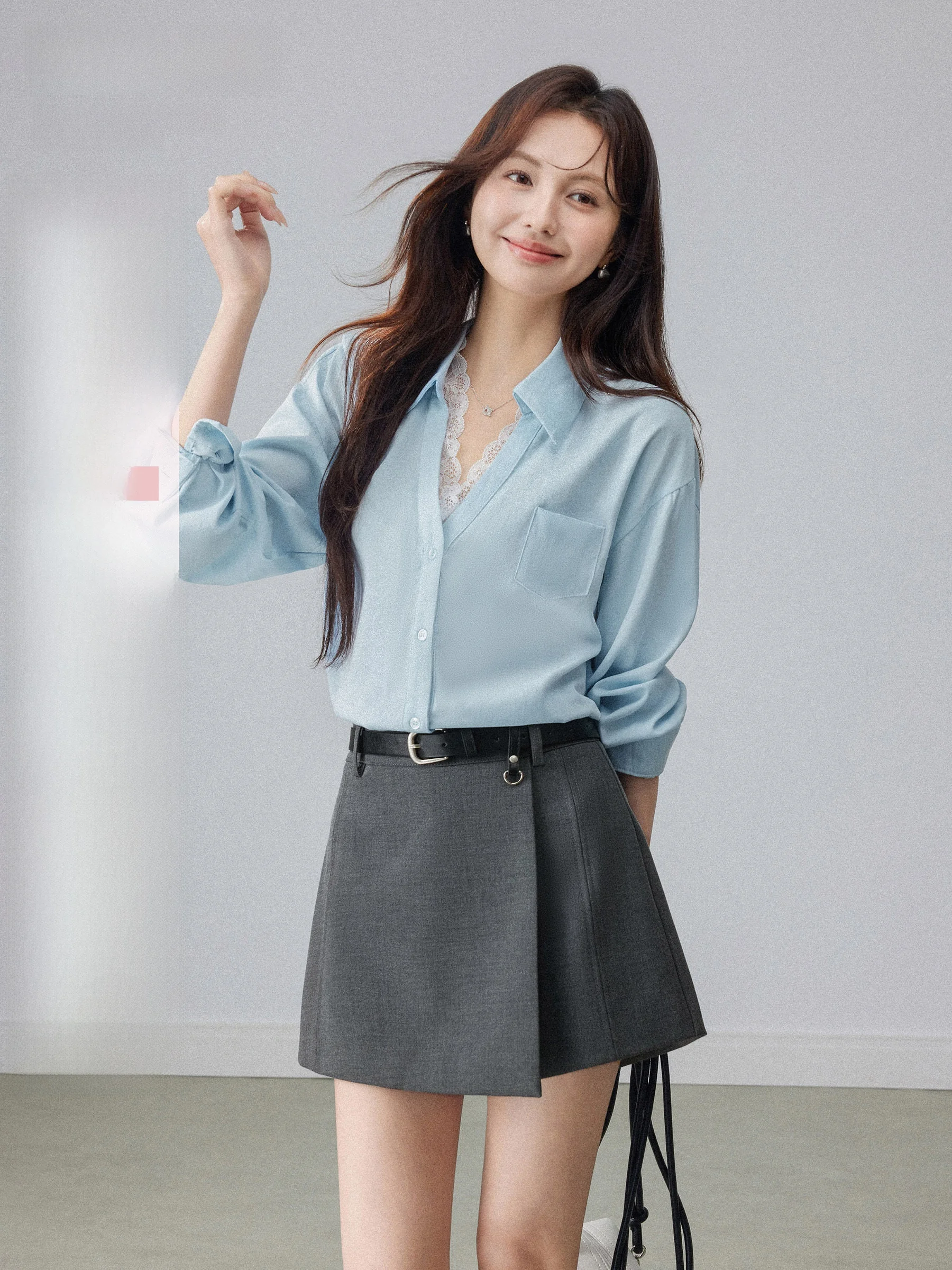 

Синяя свободная женская блузка с кружевными вставками и V-образным вырезом, весенний дизайн, повседневный корейский стиль, дышащий топ с длинными рукавами, свободный крой.