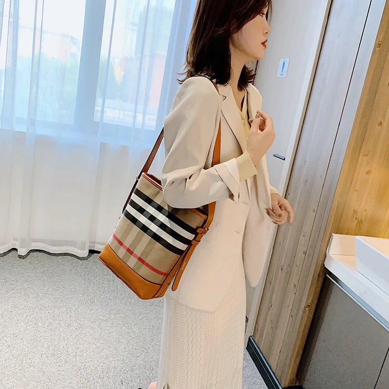 Sac à bandoulière tendance pour les voyages quotidiens au bureau, finition en Faux daim souple, sangle réglable, pratique et élégant