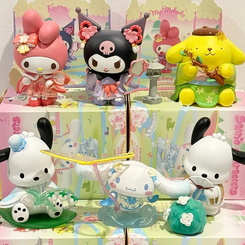 

Новая коллекция Sanrio: Сюрприз-бокс с фигурками персонажей (Куроми, Почакко, Синаморолл, Милая Мелодия) в одежде с цветочным принтом. Подарочный набор.