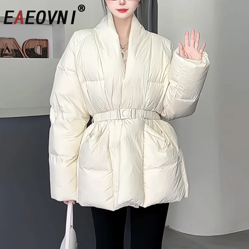 EAEOVNI سترة شتوية للنساء موضة حزام رقبة على شكل V خصر مجمع بلون سادة معطف نحيف غير رسمي 2025 ملابس جديدة