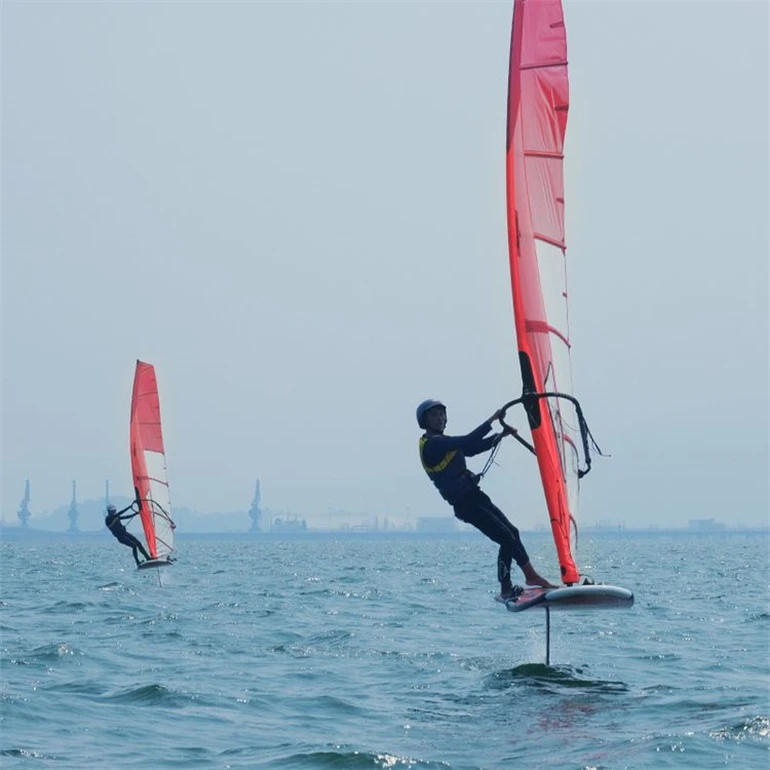 Prancha de surf com velas de hidrofólio, designs avançados, desempenho inovador, prancha de windsurf de hidrofólio, descoberta de água do mar