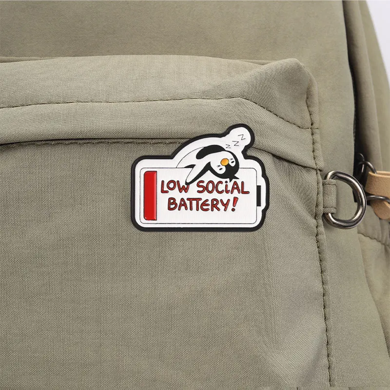 Low Social Battery Pinguin Schlafender Emaille-Anstecker Lustiger Meme-Stil Frosch-Hoodie 1 Prozent Metallbrosche Revers-Accessoire Geschenk – Detail 3