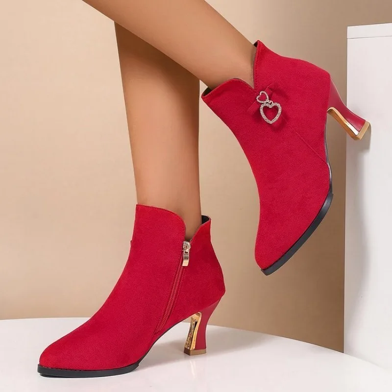 Übergrößen Damen Stiefeletten aus Wildleder mit spitzer Zehenpartie, Strass, hohem Absatz, seitlichem Reißverschluss, Herbst-Winter Damen Party Kurzstiefeletten – Detail 4