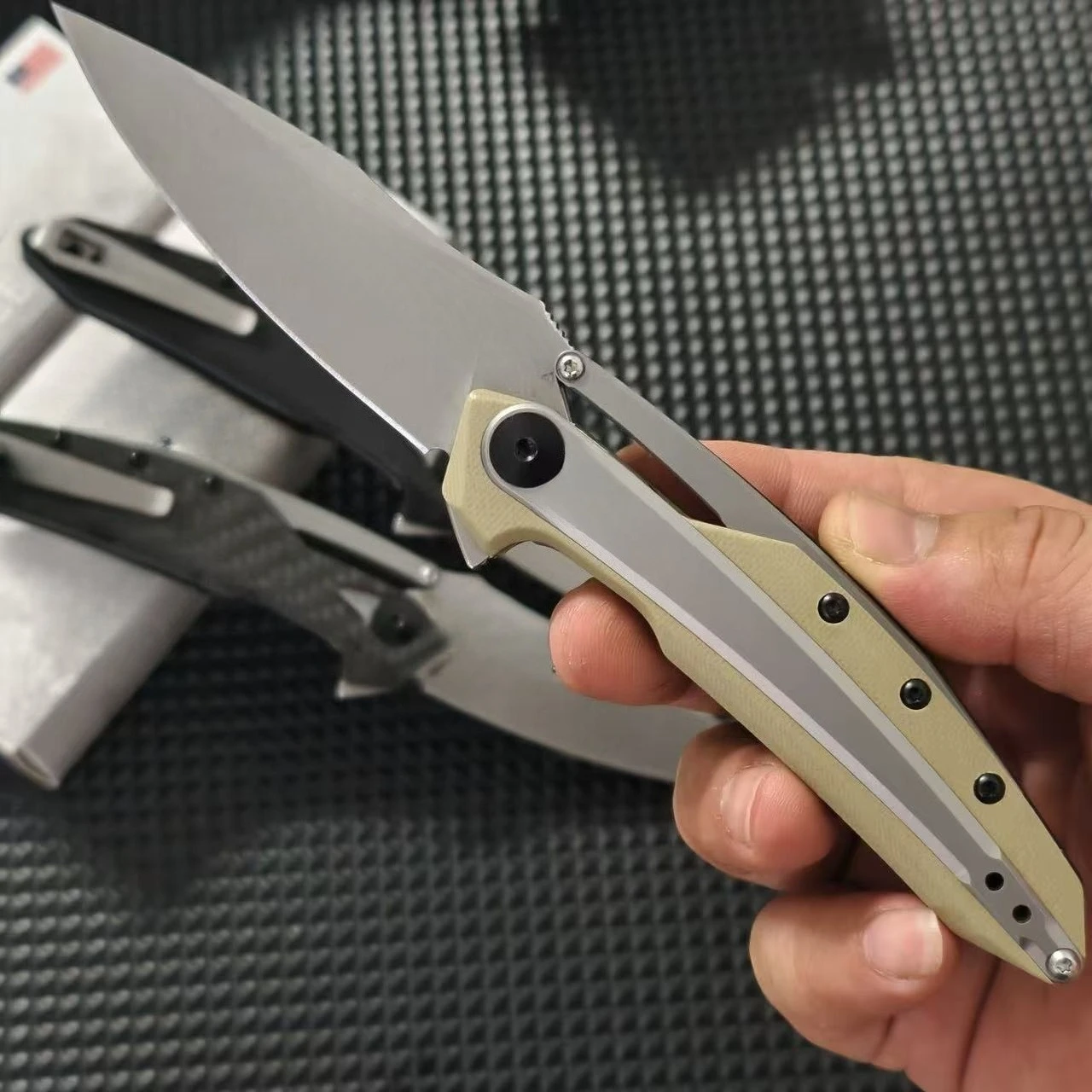 جودة عالية Z T 0990 BladeMaterial: D2 HandleMaterial: 420 ألياف الكربون الصلب قائمة جديدة للتخييم في الهواء الطلق سكين جيب رائع