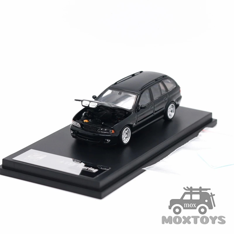 DCM 1:64 E39 Wagon Argento / Blu metallizzato / Nero Limited500 Diecast Modello di veicolo da collezione