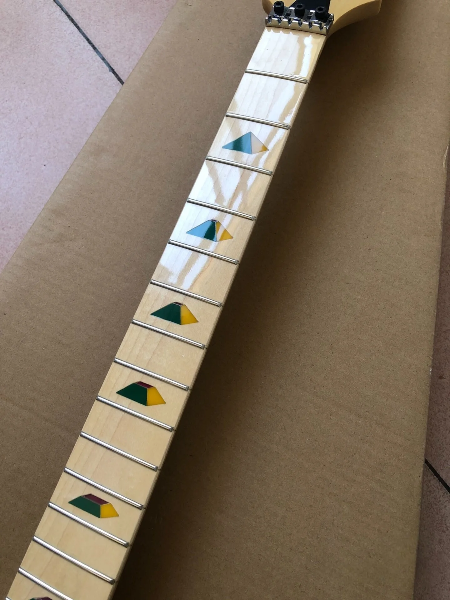 

Brand double rocking electric guitar maple neck handle, double rocking 24 frets, three color pyrami