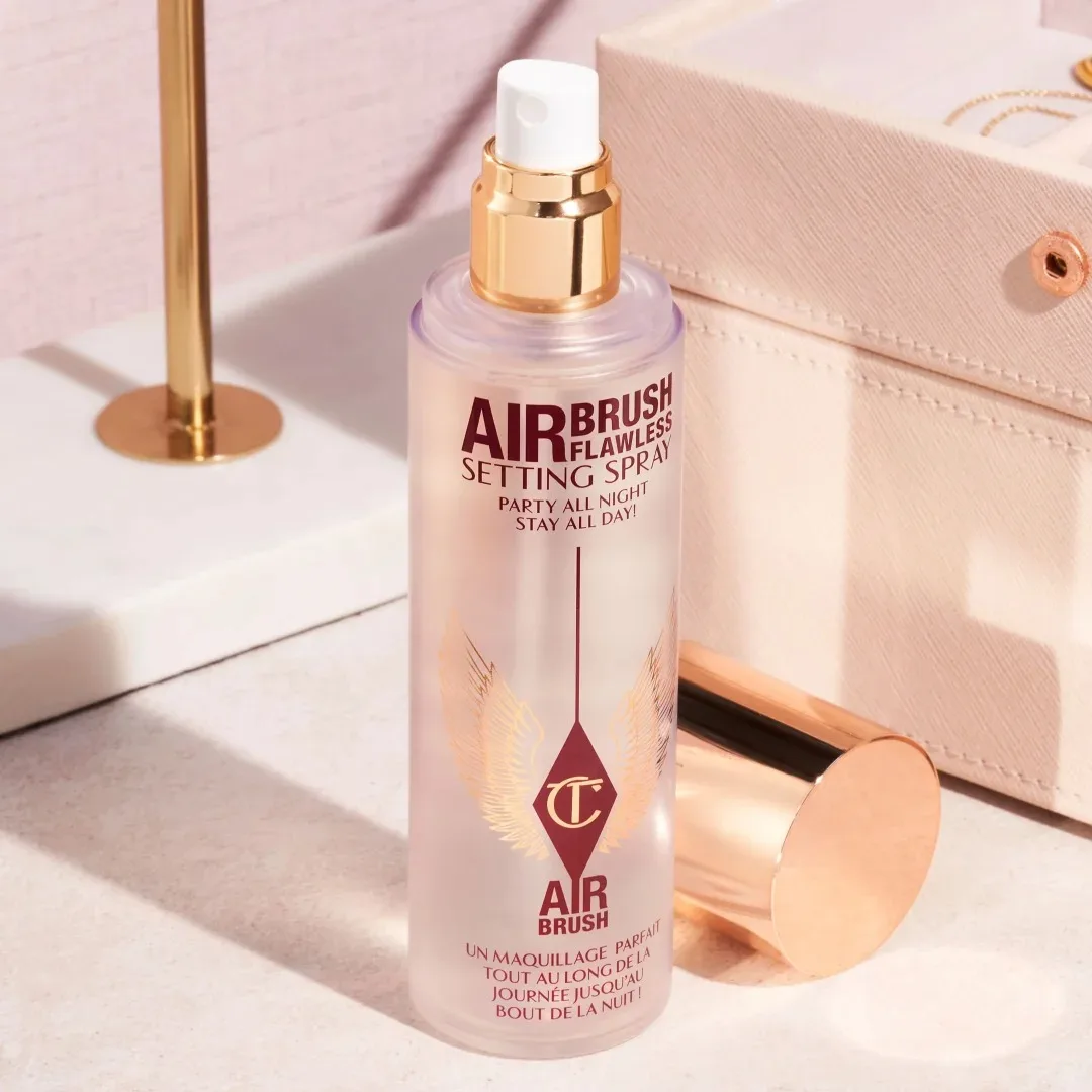 Charlotte Tilbury AIR BRUSH FLAWLESS Spray Fixador 100ml Conjunto Pequeno com Detalhes Dourados Pó de Maquiagem Cores Populares Tons Claros e Médios