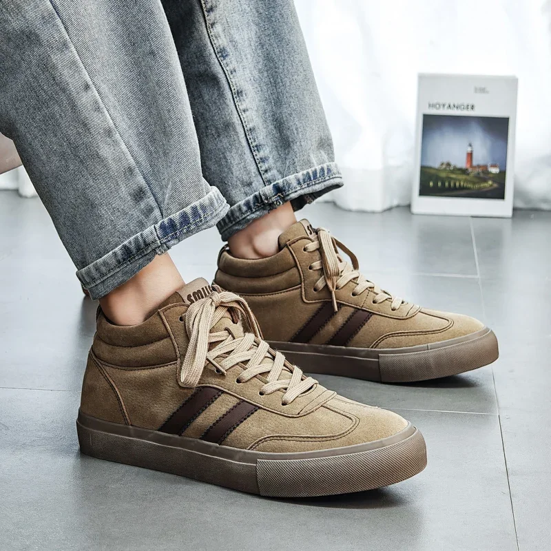 

Мужские спортивные высокие вулканизированные туфли. Новые повседневные туфли для досок. Замшевые модные и удобные коричневые ботинки на толстой подошве со шнуровкой.