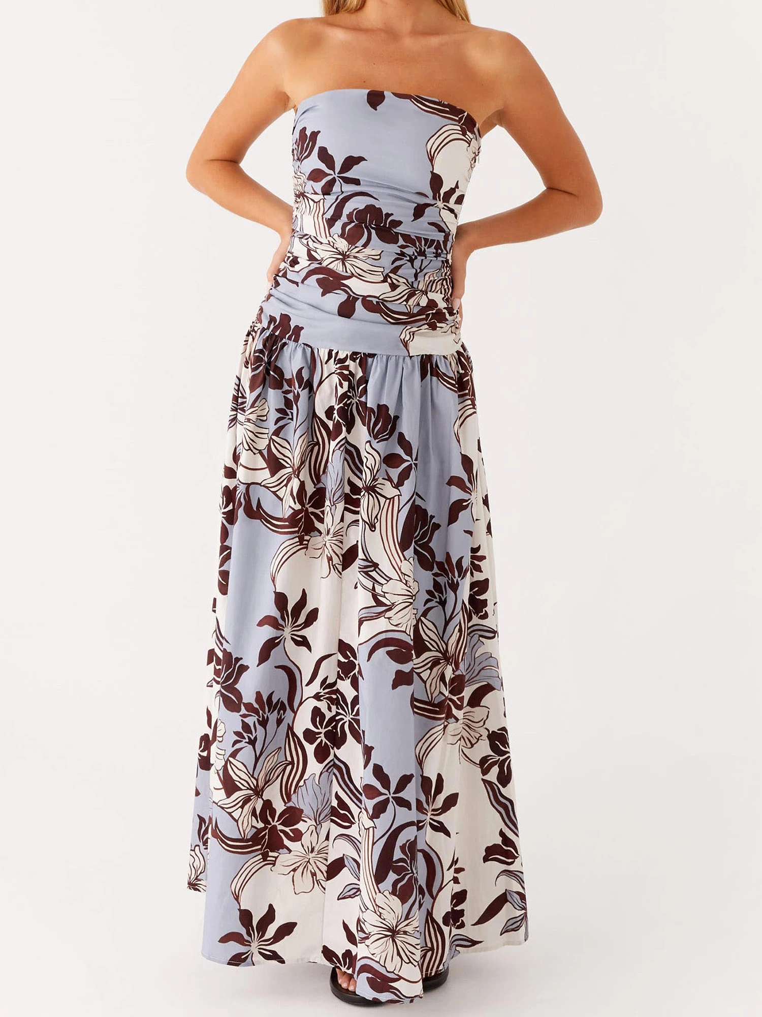 Elegancka sukienka maxi z odkrytymi ramionami, w stylu boho, z kwiatowym wzorem i falbankami, idealna na wiosenne i letnie wydarzenia.