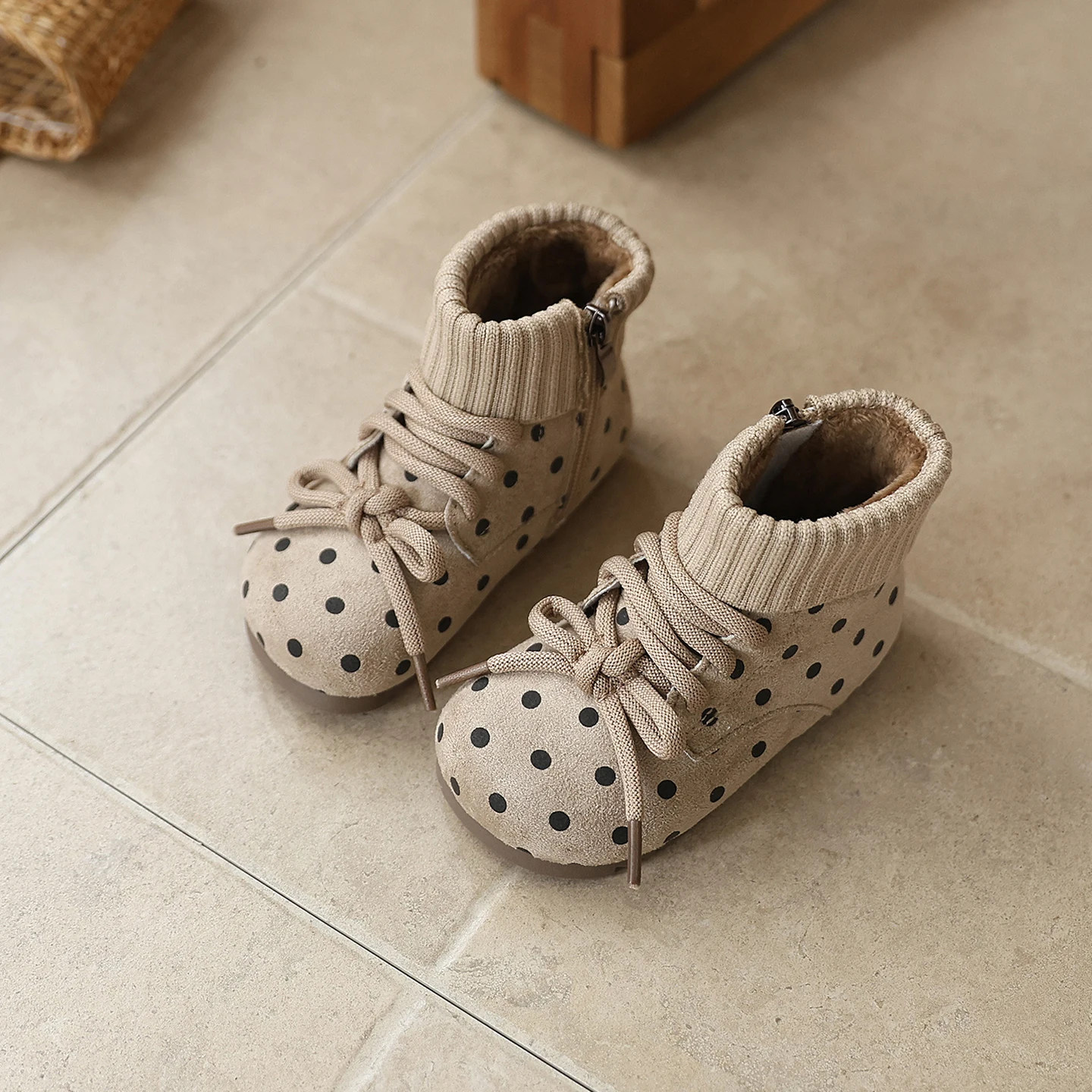 جديد خريف 2025 أحذية أطفال جلدية لطيفة منقطة أحذية بيرفوت نعل مطاطي للكاحل موضة طفل الفتيات الأحذية بوتاس نينا