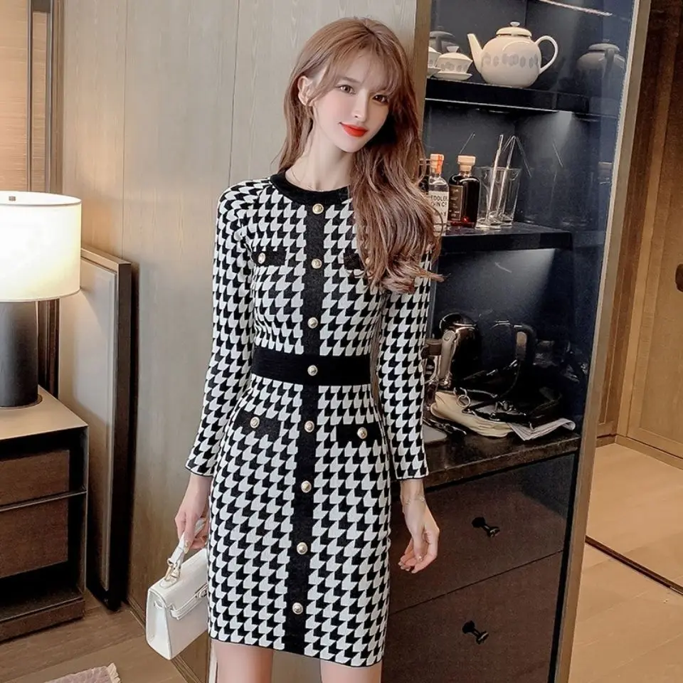 

2023 Fashion Black White Plaid Pullover Dresses Autumn Winter O-Neck Button Knitted Dresses Women Slim Wrap Hip Sweater Dresses