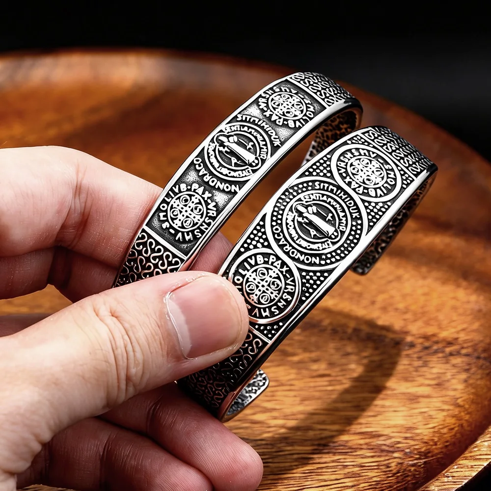 Edelstahl Heiliger Benedikt Exorzismus-Armreif für Männer und Frauen Vintage Hip-Hop Biker Öffnungs-Amulett Armband Paar-Schmuck Geschenk