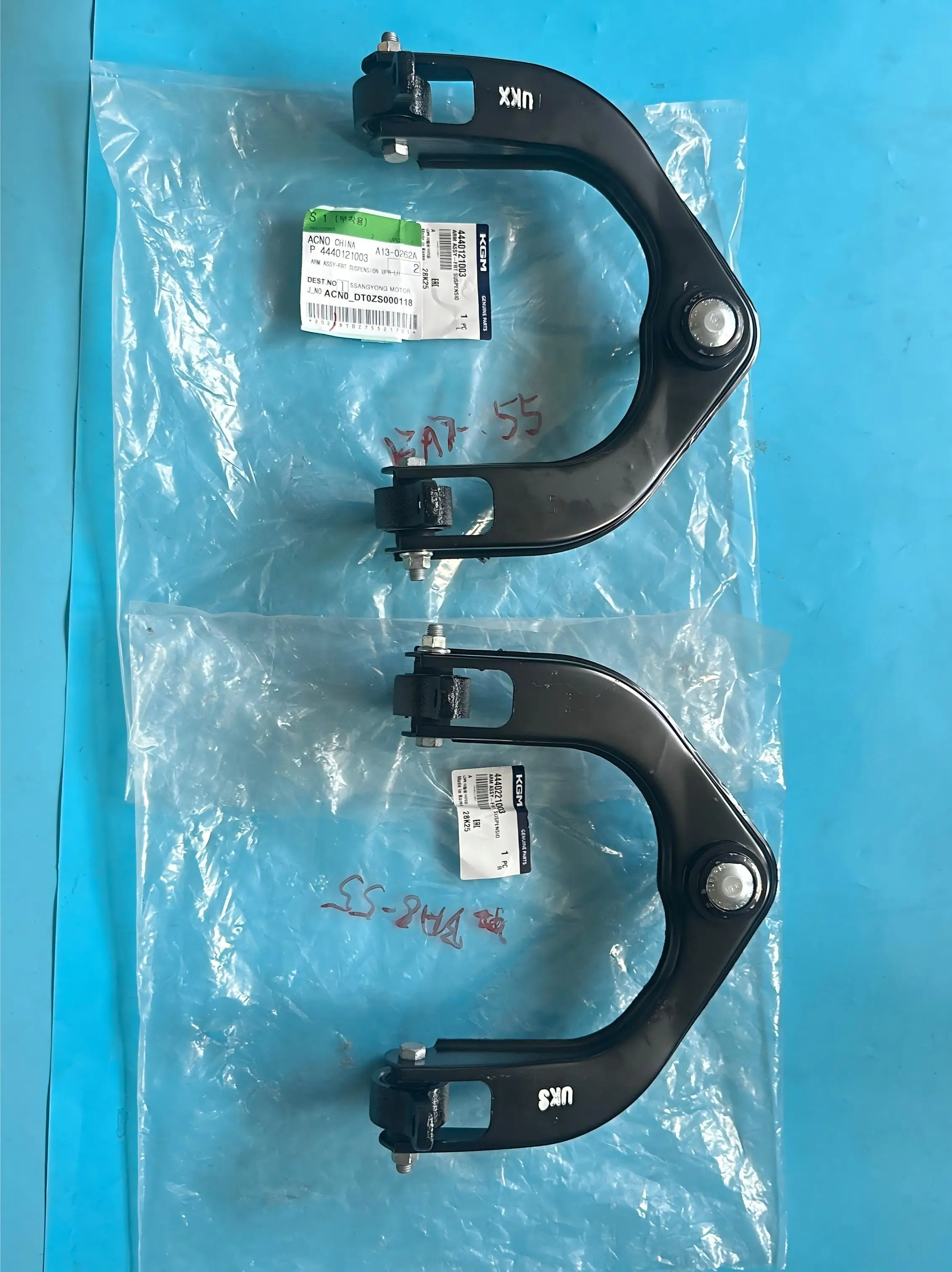 Originaler oberer Querlenker für die Vorderradaufhängung links 4440121003 rechts 4440221003 für Ssangyong Rodius/Stavic Rodius/Stavic II
