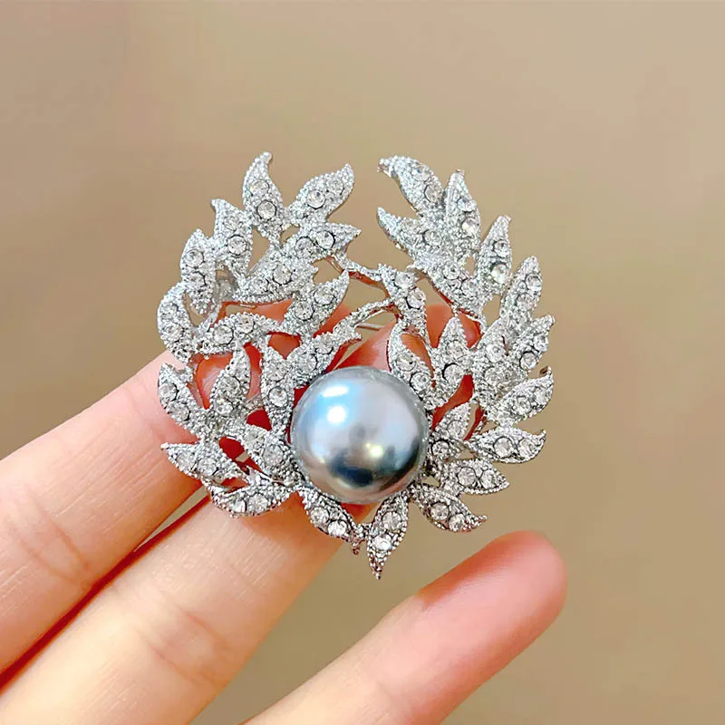 

Модная новая брошь в виде листа с высококачественным женским ощущением, жемчужной брошью в стиле ретро и нишевым элитным корсажем.