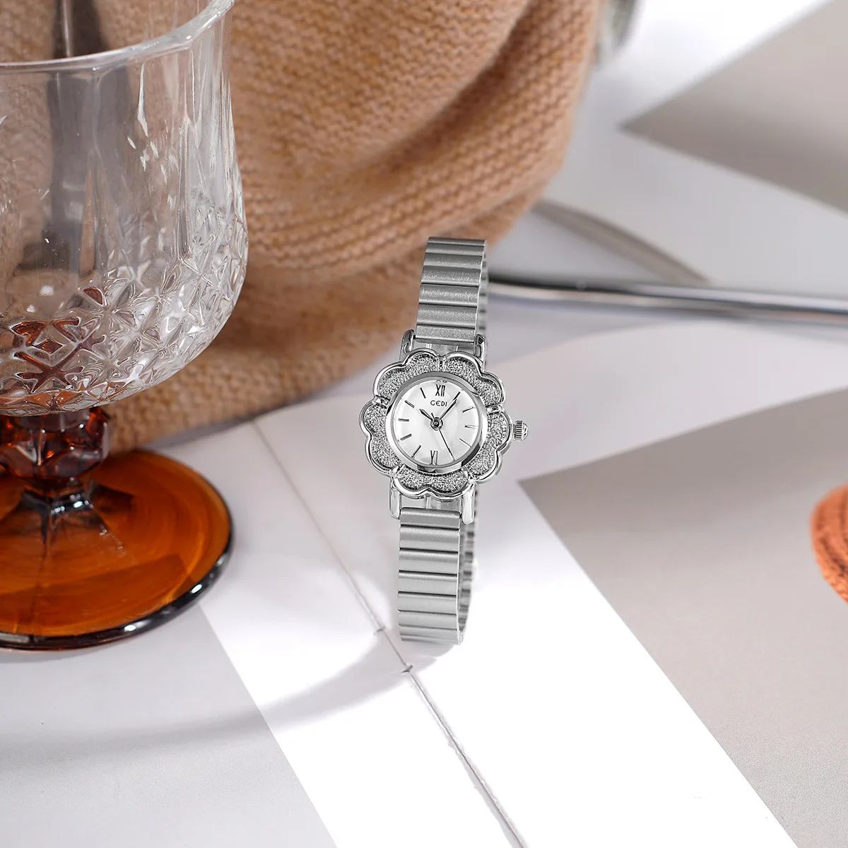 UTHAI 61043 CQ497 ساعة نسائية كلاسيكية عصرية وأنيقة بحزام من الخيزران البتلة ساعة كوارتز مقاومة للماء هدية رائعة على مدار الساعة