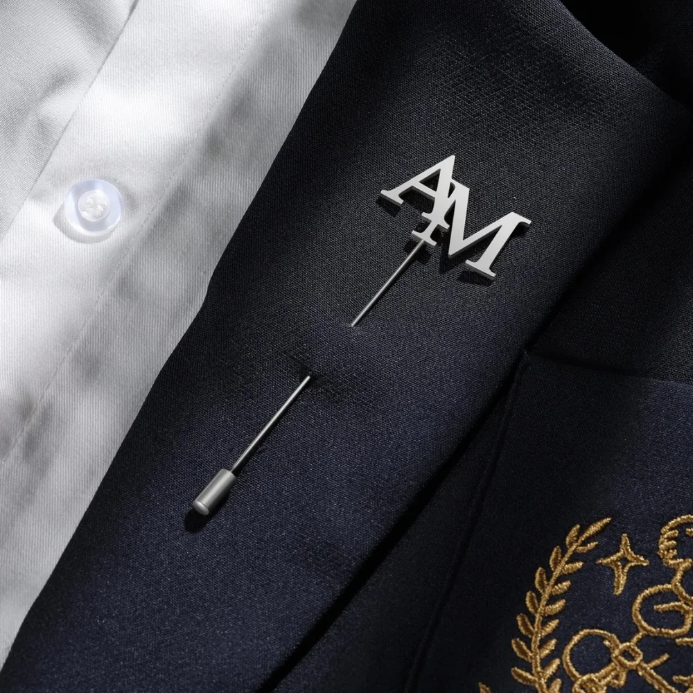 دبوس زينة مخصص بالأحرف الأولى  - مراجعة Tuxedo Lapel Pin وسعره