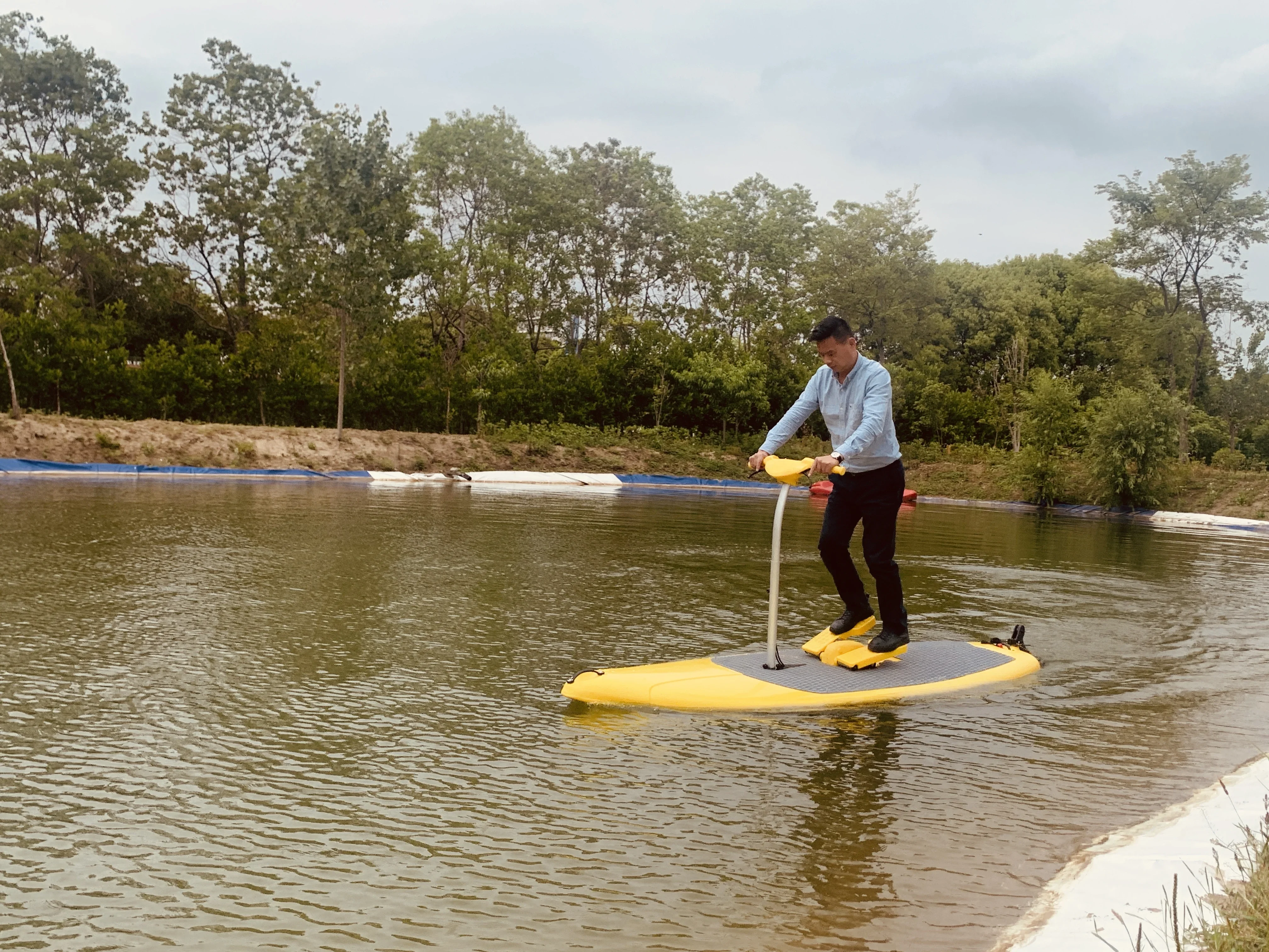 Papan dayung penggerak Pedal berdiri tipe tunggal