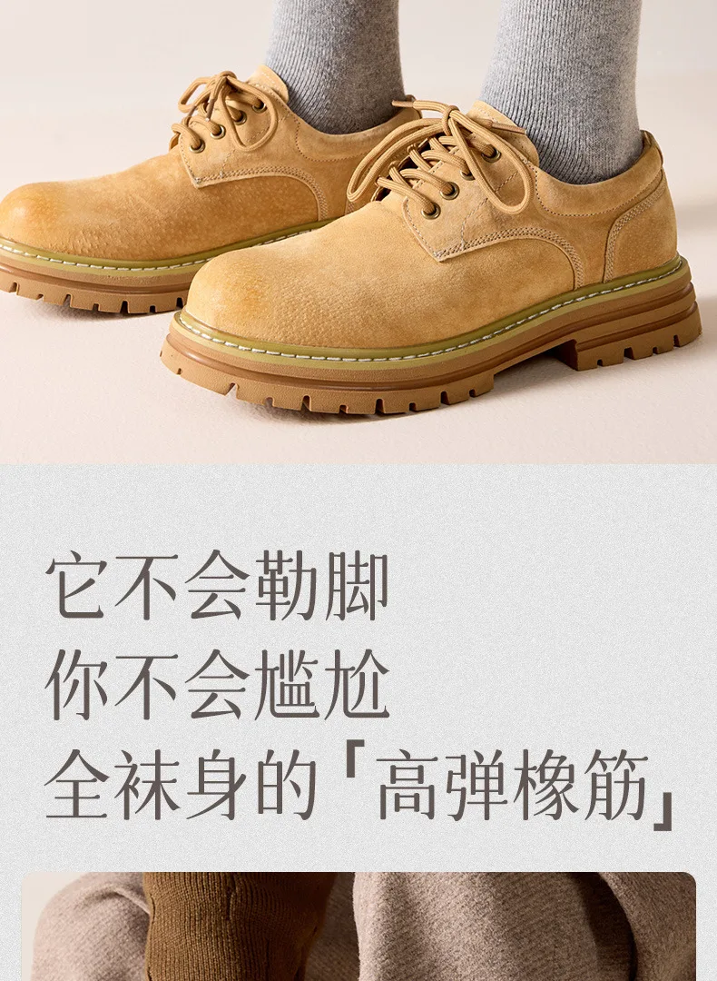 Zapatos tipo mocasín de gamuza color avellana con cordones y suela de goma gruesa, mostrados junto con calcetines de lana de invierno para hombres, 5 pares, paquete.
