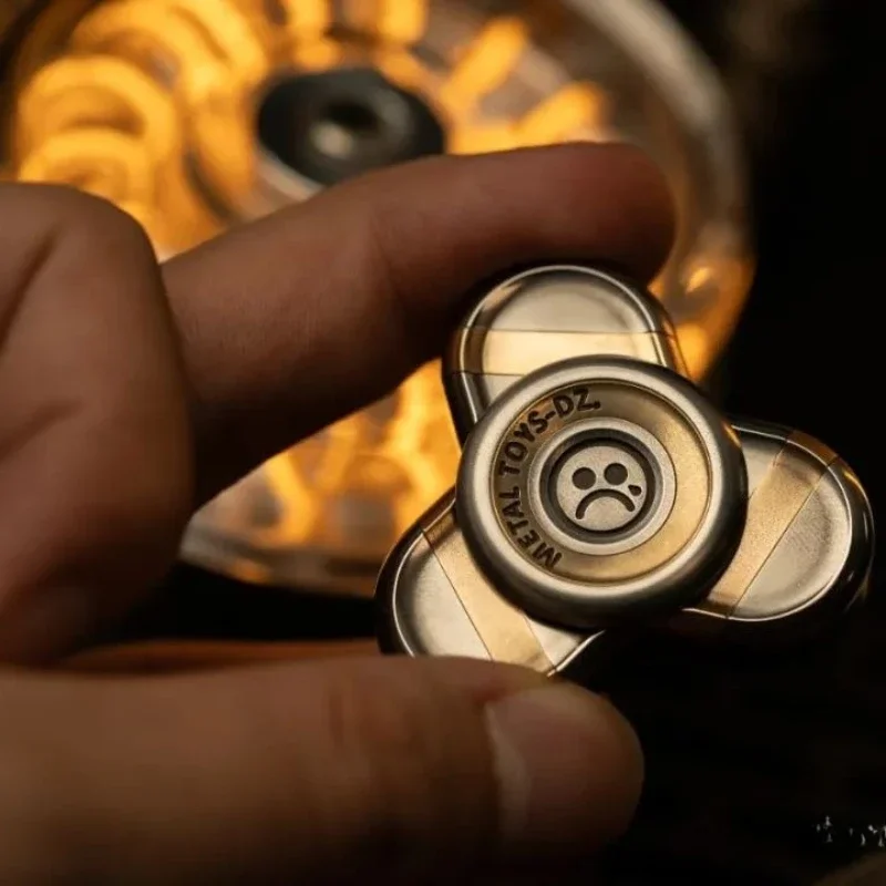 ألعاب معدنية Dz.Trefoil ببصمة الإصبع الدوران المواد المعدنية تخفيف الضغط التكنولوجيا السوداء ألعاب EDC