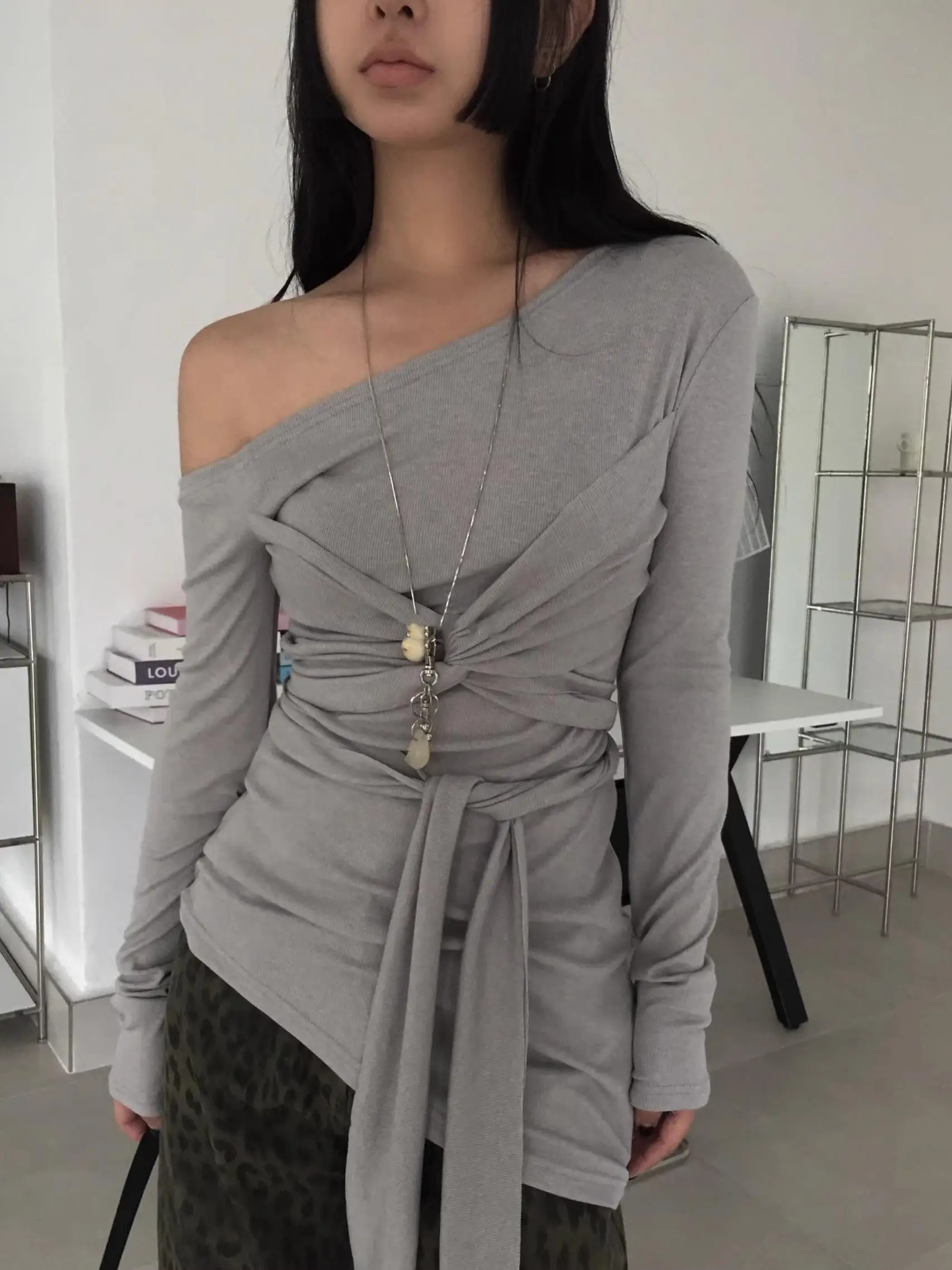 

Эксклюзивная женская футболка с длинным рукавом, облегающая, с дизайнерским завязочным декором, открытыми плечами, для повседневной носки, весна