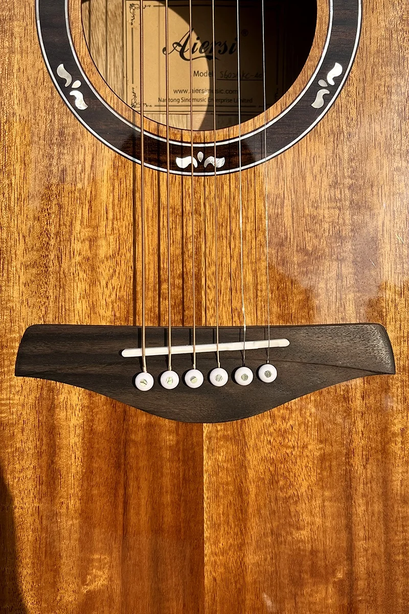 الصين Aiersi مصنع عالية الجودة الصلبة كوا الجسم كوتاواي شكل الغيتار الصوتية مع منفذ الصوت