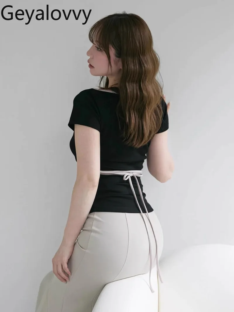 T-shirt a maniche corte con cinturino a fiocco con design di nicchia giapponese primaverile ed estivo Top corto versatile slim tinta unita per ragazze dolci