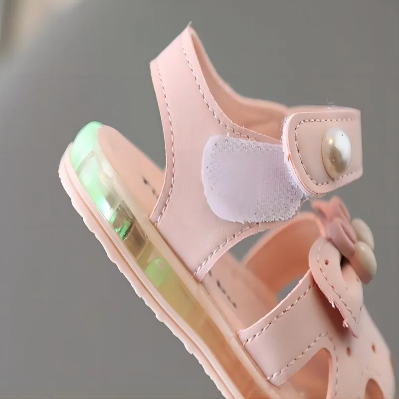 Nuovi sandali estivi per bambini Baotou, scarpe con lanterna a fiori piccoli, scarpe da principessa Casual, scarpe da ragazza colorate illuminate