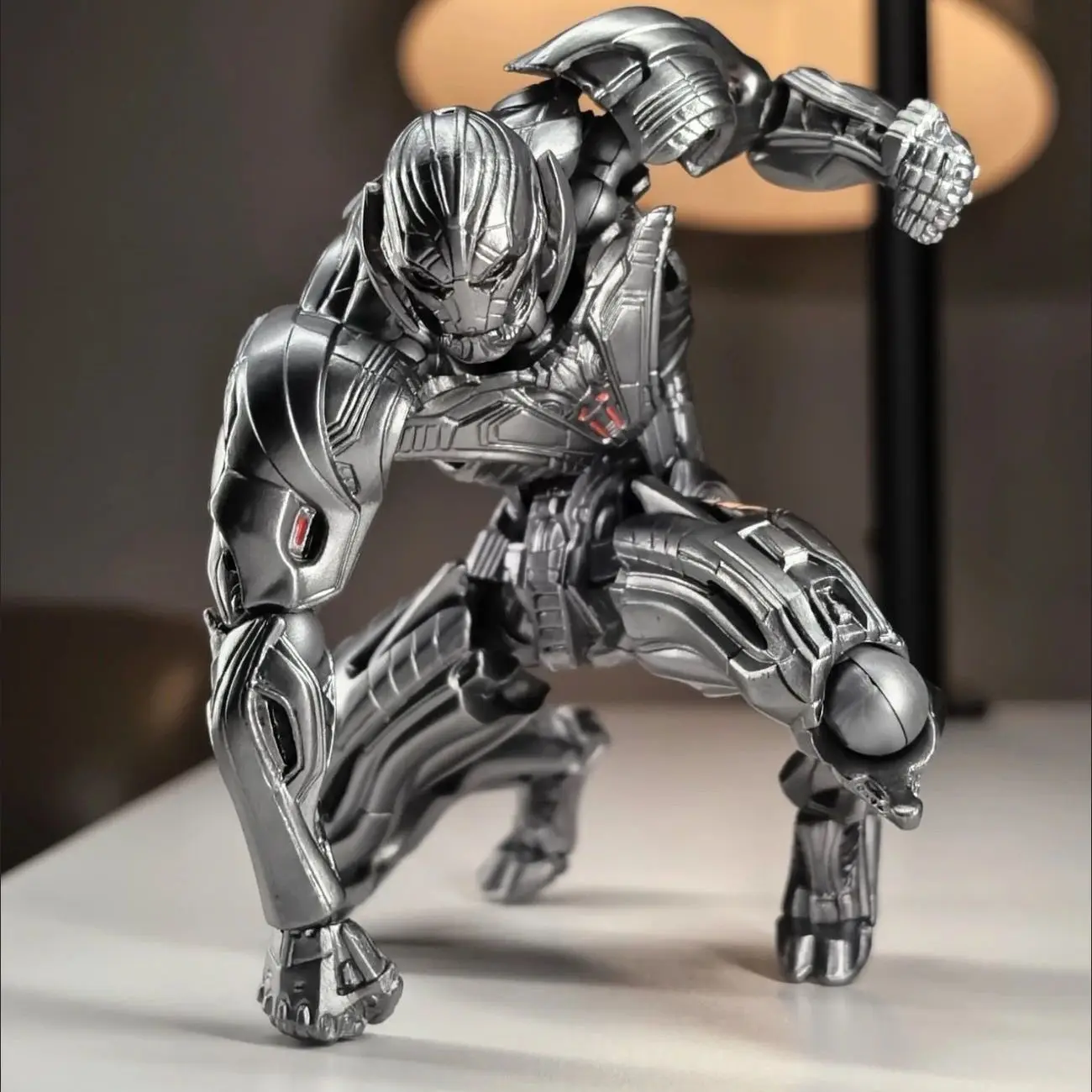 Figurka Akcji Ultron AC Toys 16cm Kaiyodo Amazing Avengers Anime Figurka Model PVC Prezenty Statuetka Żołnierza Kolekcjonerska Zabawka Prezent