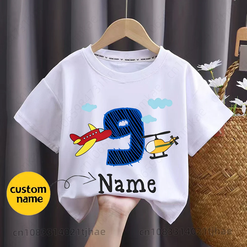 Personalisiertes T-Shirt mit Namen und Cartoon-Flugzeugmotiv für Babys, individuell gestaltbare T-Shirts für Jungen und Mädchen, personalisiertes Oberteil, Kindergeburtstagsgeschenk. – Detail 6
