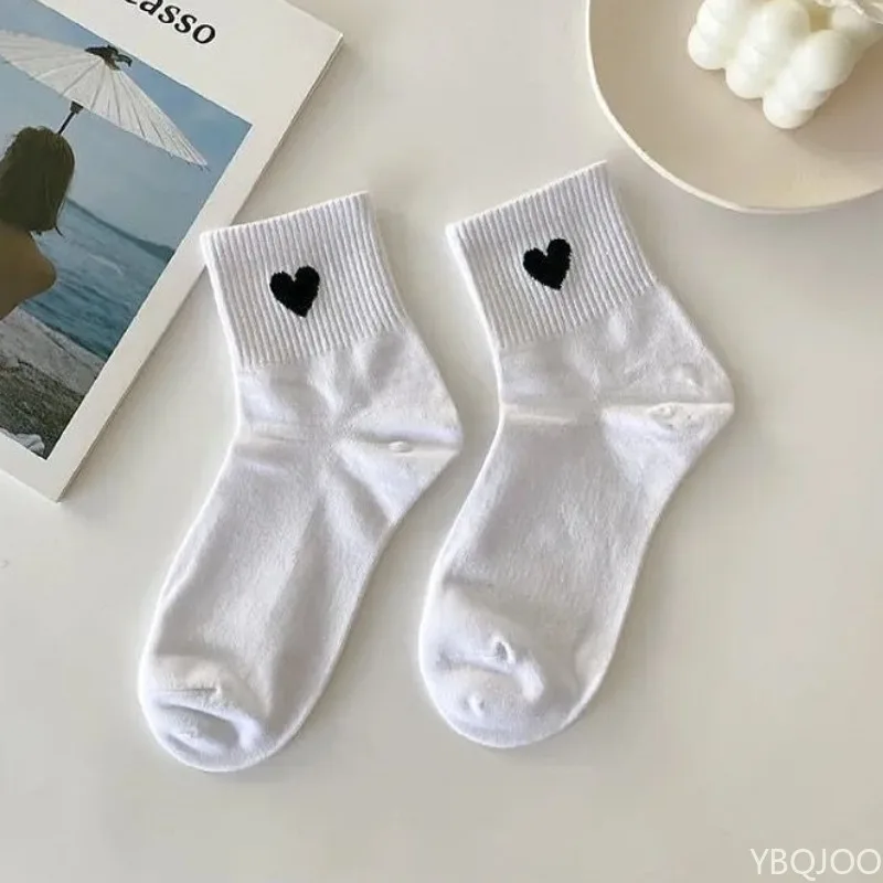 5 Paar mittellange, schwarz-weiße, einfarbige, gestreifte, herzförmige, trendige, vielseitige Damen-Sport- und Freizeitsocken