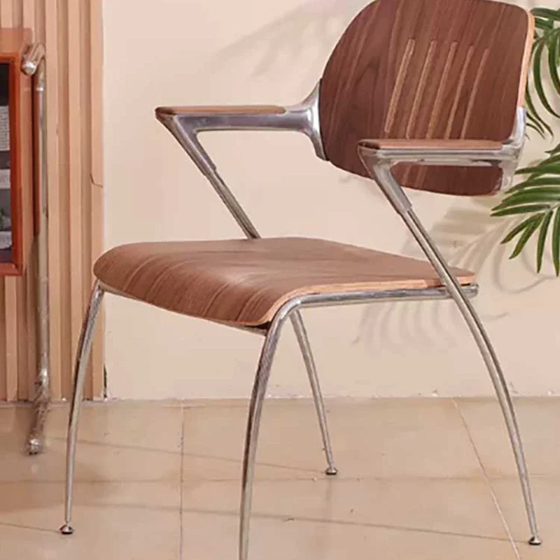 Silla Medieval de acero inoxidable con respaldo de madera maciza, sillón informal de lujo con reposabrazos, diseño de alta gama, simple y retro