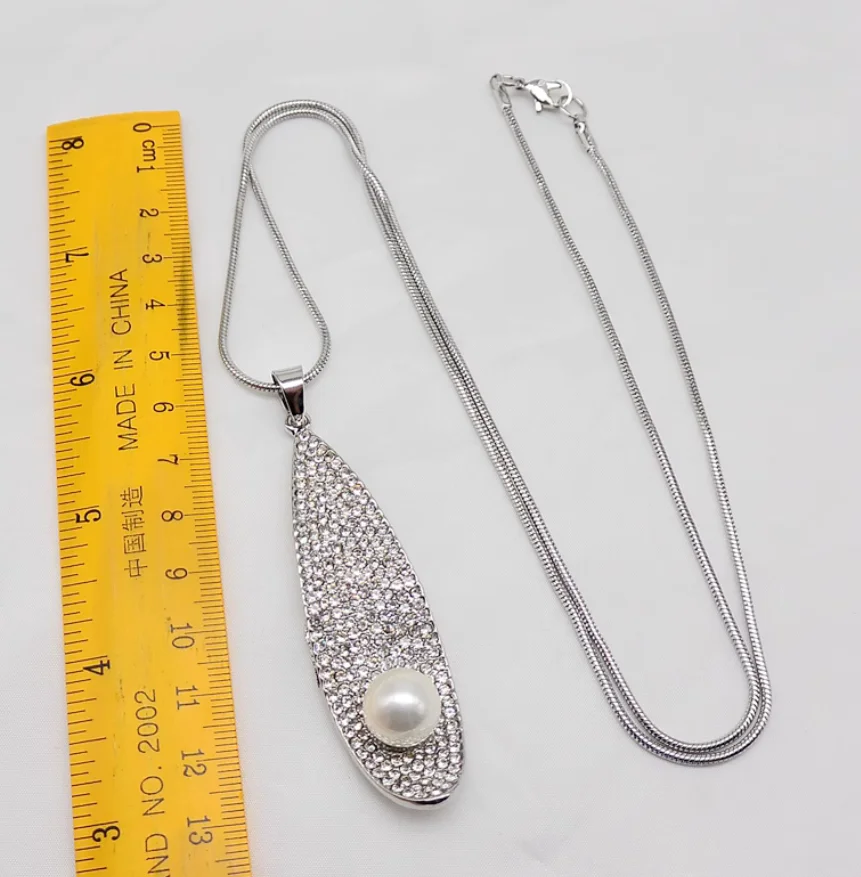 สร้อยคอยาวประดับเพชรและมุก ดีไซน์ทันสมัยและมีสไตล์ ทำจากโลหะผสมทองแดง สำหรับผู้หญิง