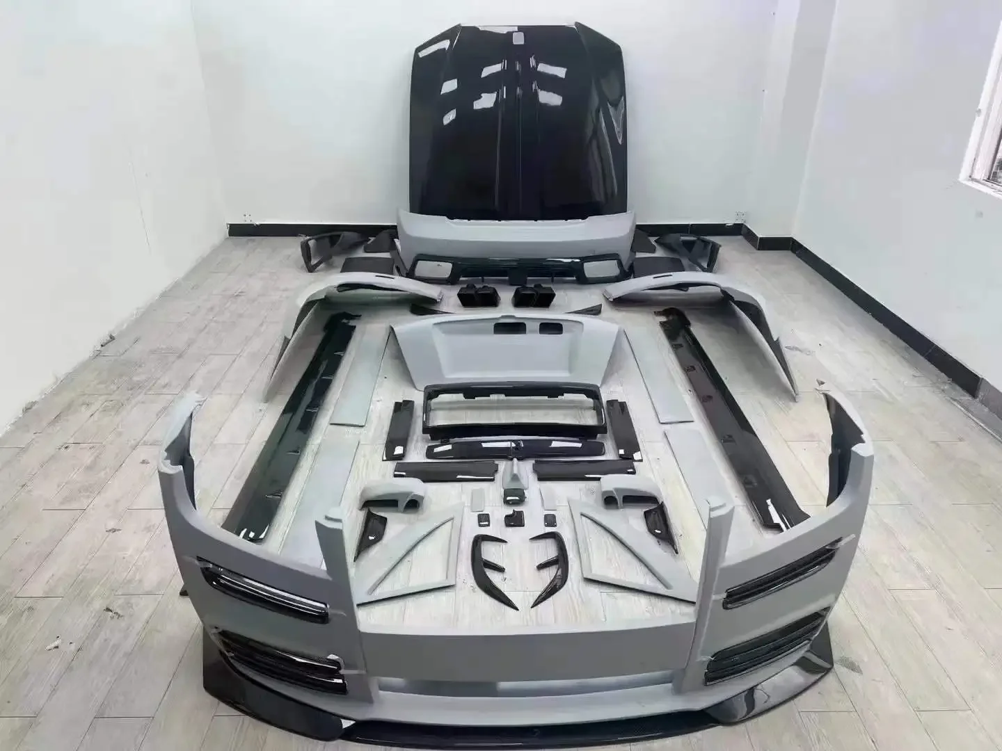 قطع غيار السيارات عالية الجودة لـ Rolls-Royce Ghost ترقية MSY طقم هيكل المواد الألياف الزجاجية القديمة إلى نظام قطع غيار السيارات الجديد