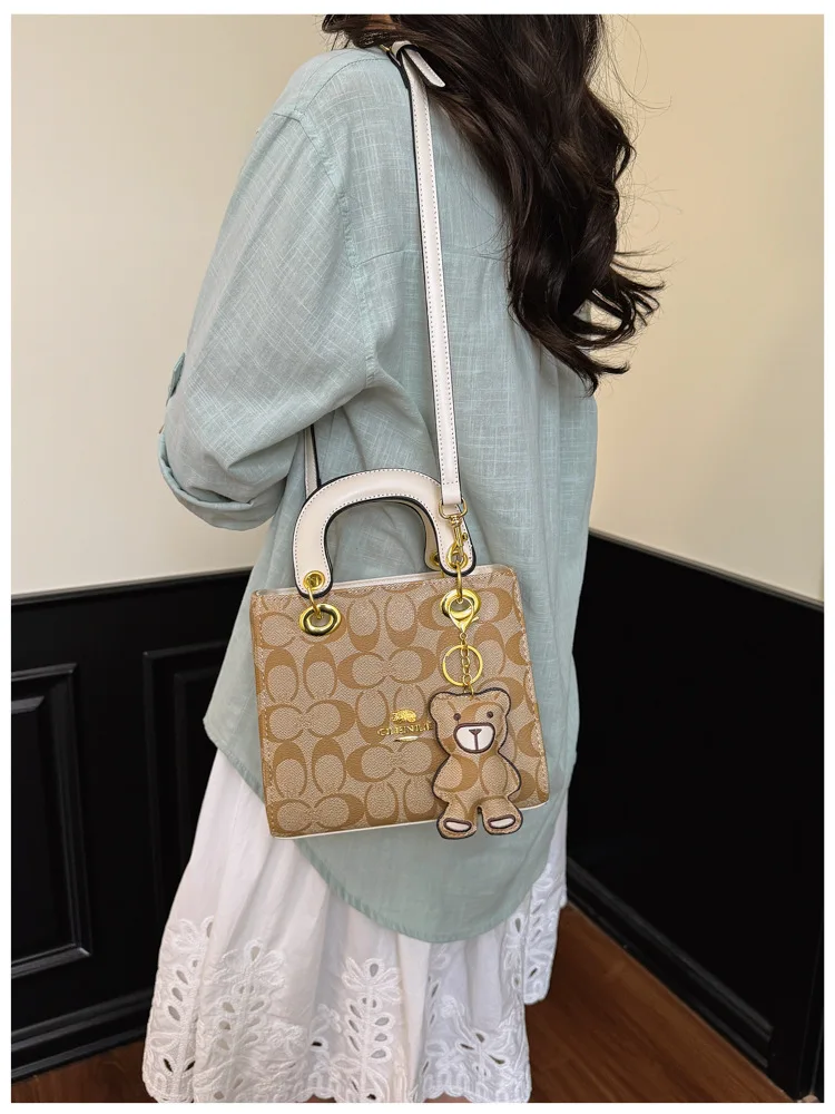 Luxuriöse Damenhandtasche im Vintage-Stil mit klassischem Monogramm, modische Designer-Tragetasche mit Bären-Anhänger für den Alltag und Verabredungen – Detail 16